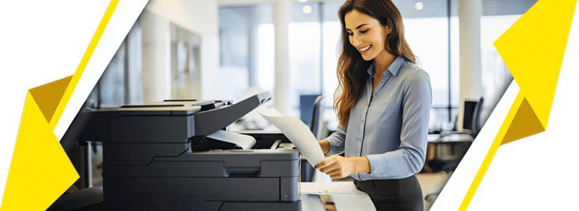 Junge Frau am Drucker